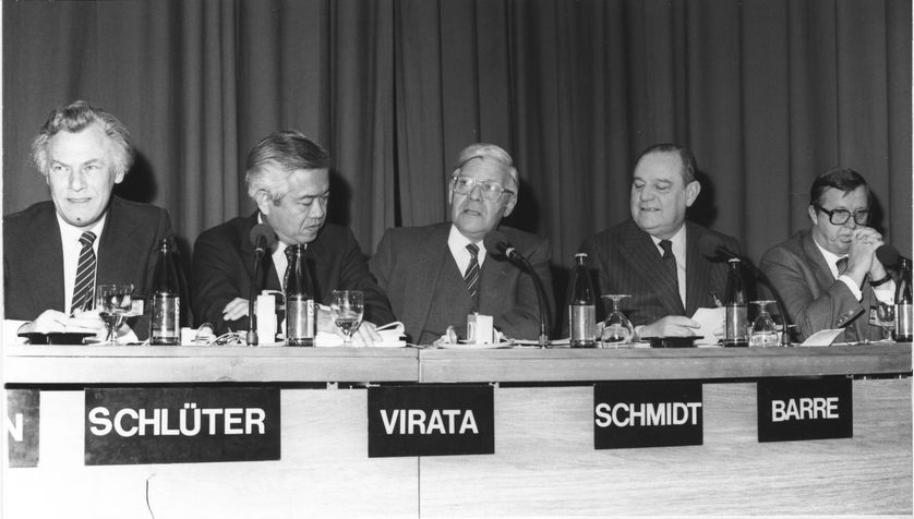 En janvier 1983, le Premier ministre danois, des Philippines, le Chancelier allemand, et Raymond Barre, qui lorsqu'il était Vice-Président de la Commission européenne à Bruxelles, a soutenu Klaus Schwab dans son projet en 1971.