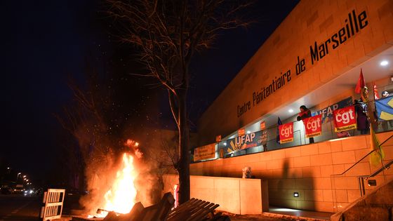 Le centre pénitentiaire de Marseille bloqué par des gardiens de prison, ce lundi matin. ©AFP - ANNE-CHRISTINE POUJOULAT
