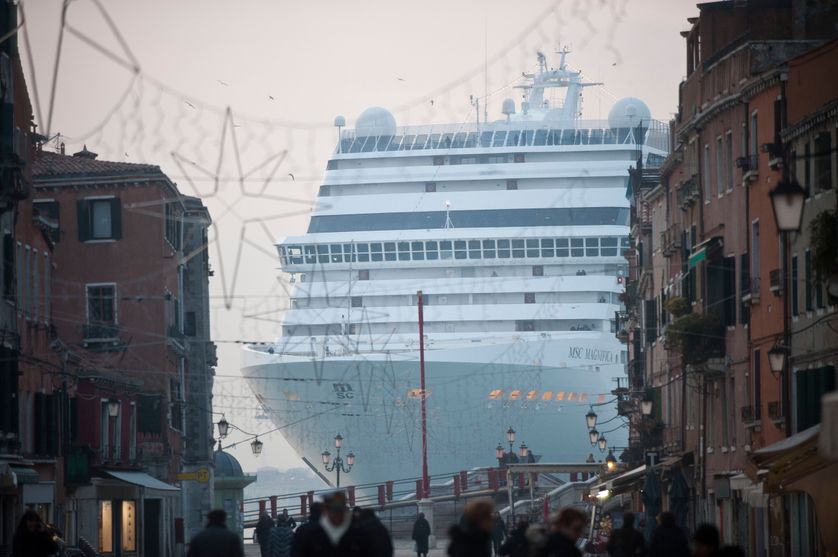 Le paquebot de croisière MSC Magnifica passe près de la place Saint-Marc dans le bassin de Venise, le 23 janvier 2011