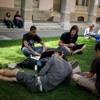 Des étudiants révisent leurs examens le 20 mai 2009, sur le campus de l'Université Lyon 2.