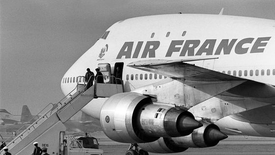 1er février 1979 : l'Ayatollah Ruhollah Khomeini débarque à Téhéran, après l'exil politique que lui avait accordé la France. Le 3/12/1979, il deviendra le "Guide de la Révolution Islamique", jusqu'à sa mort en 1989 ©AFP - GABRIEL DUVAL