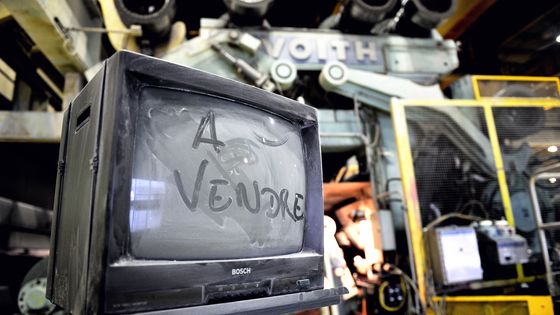 Un poste de télévision de la marque "Bosch", poussiéreux, "à vendre" ©AFP - PHILIPPE HUGUEN