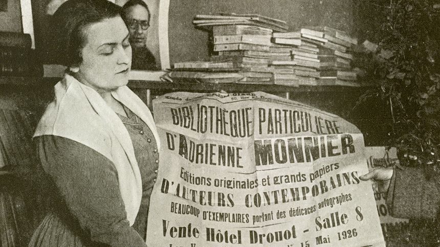 Adrienne Monnier dans sa librairie, 'La Maison des Amis des Livres', en 1926.