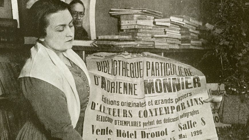 Adrienne Monnier dans sa librairie, 'La Maison des Amis des Livres', en 1926.