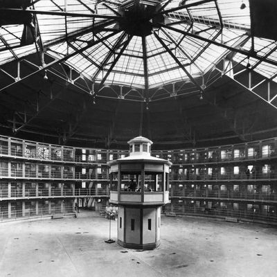 La prison de Crest Hill en Illinois au Etats-Unis construite selon le fameux modèle du panoptique conçu et théorisé par le philosophe Jeremy Bentham
