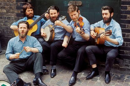 Portrait du groupe "The Dubliners" avec Bobby Lynch, Barney McKenna, John Sheahan, Ronnie Drew et, Ciaran Bourke en 1965 Portrait du groupe "The Dubliners" avec Bobby Lynch, Barney McKenna, John Sheahan, Ronnie Drew et, Ciaran Bourke en 1965