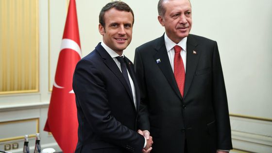 Rencontre entre Emmanuel Macron et Recep Tayyip Erdogan lors d'un sommet de l'OTAN à Bruxelles, le 25 mai 2017 ©Maxppp - ERIC FEFERBERG/POOL/EPA/Newscom