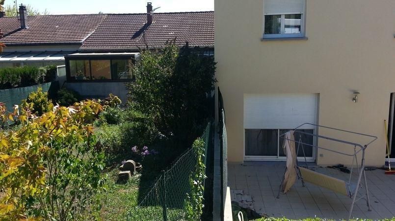 La maison de Sarah (à droite) et celle de sa voisine.