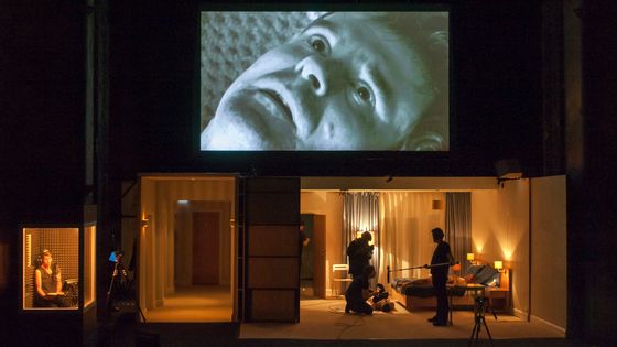 "La maladie de la mort" de Marguerite Duras (1982) mis en scène par Katie Mitchell (2018) avec Irène Jacob (à gauche) - Stephen Cummiskey