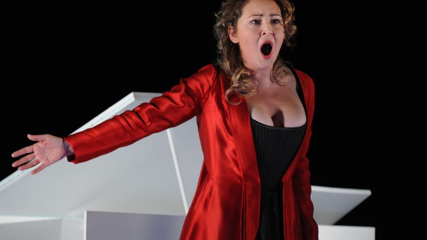 La mezzo-soprano Karine Deshayes, lauréate de la dernière édition du concours Voix Nouvelles en 2002