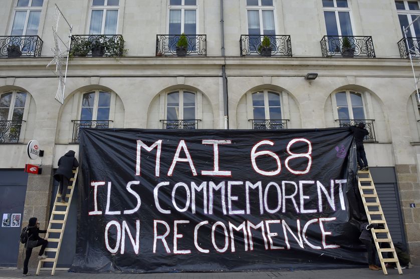 Des manifestants accrochent une banderole indiquant "Mai 68, ils commémorent, on recommence", à Nantes, le 16 novembre 2017