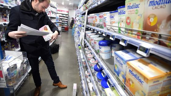 Un agent de la DGCCRF (Direction générale de la concurrence, de la consommation et de la répression des fraudes) contrôle le rayon lait infantile dans une pharmacie à Orléans ©AFP - KRUM STOEV