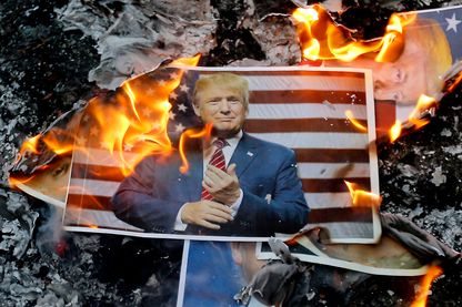 Un portrait du président américain Donald Trump brûle lors d'une manifestation dans la capitale, Téhéran, le 11 décembre 2017 pour dénoncer sa déclaration de Jérusalem en tant que capitale d'Israël Un portrait du président américain Donald Trump brûle lors d'une manifestation dans la capitale, Téhéran, le 11 décembre 2017 pour dénoncer sa déclaration de Jérusalem en tant que capitale d'Israël
