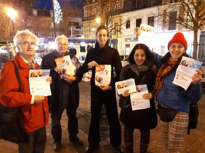 Mercredi 24 janvier, sur le marché de Pontoise devant la gare. Endroit idéal pour tracter, ici des militants Debout la France et Leïla Saïb entourée de militants insoumis.