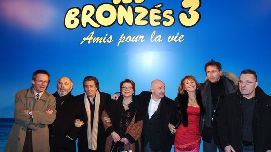 Le réalisateur Patrice Leconte, les comédiens Gérard Jugnot, Christian Clavier, Josiane Balasko, Michel Blanc, Marie-Anne Chazel, et Thierry Lhermitte posent, le 23 janvier 2006 à Paris, à l'avant-première du film "Les Bronzés 3 - Amis pour la vie" ©AFP - JEAN AYISSI