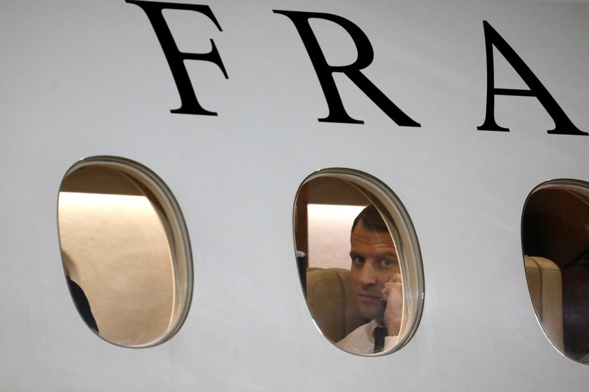 Emmanuel Macron à bord d'un Falcon 7X de la République française (ici, sur le tarmac de Niamey au Niger le 22 décembre 2017)