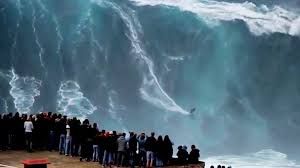 Surfer la vague de Nazaré au portugal c'est le projet des deux surfeurs et amis Cédric Giscos et Lionel Janssen