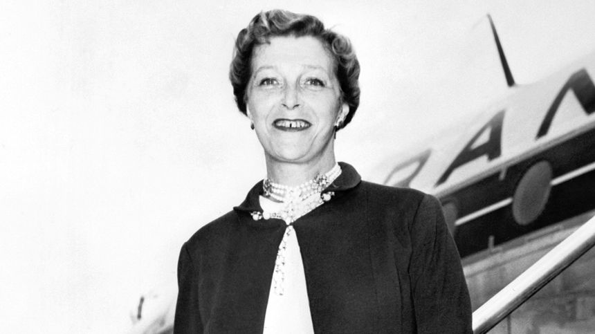 Louise de Vilmorin, le 1er avril 1960, à l'aéroport d'Orly.