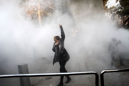 Une femme iranienne lève le poing au milieu des gaz lacrymogènes à l'université de Téhéran Une femme iranienne lève le poing au milieu des gaz lacrymogènes à l'université de Téhéran