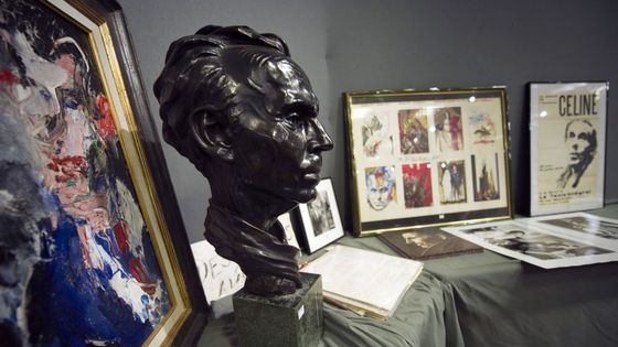 Ventes d'objets liés consacrés à Louis-Ferdinand Céline à l'hôtel Drouet, à Paris, en 2011. ©AFP - LIONEL BONAVENTURE