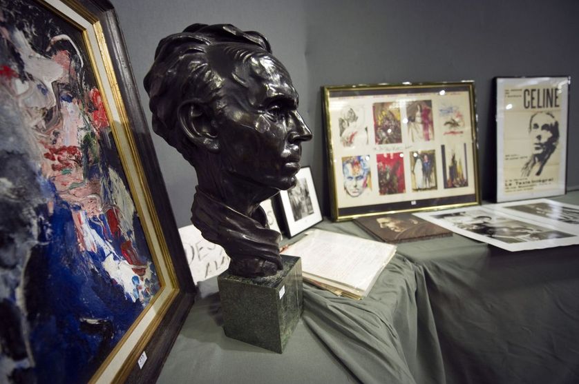 Ventes d'objets liés consacrés à Louis-Ferdinand Céline à l'hôtel Drouet, à Paris, en 2011.