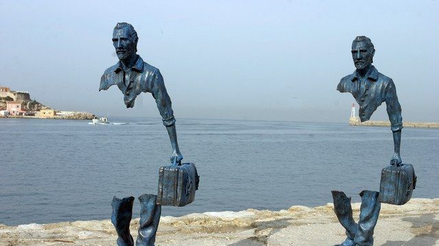 La sculpture "Les Voyageurs".