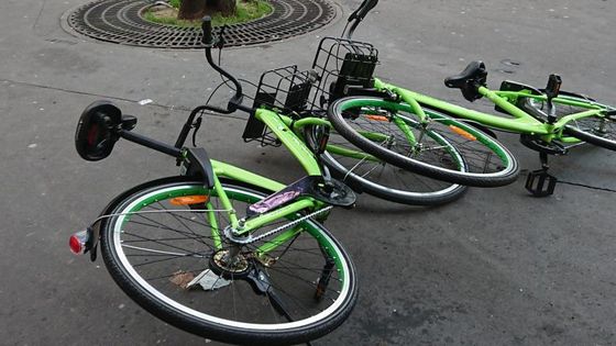 Des vélos Gobee.bike au sol, à Paris, le 21 novembre 2017. - MAXPPP - France Info