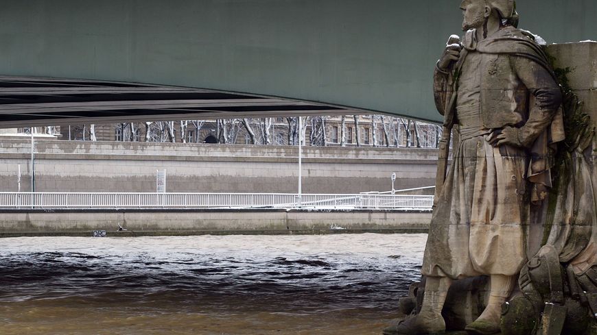La statue du zouave mesure 5 ,2 mètres, et pèse environ huit tonnes.