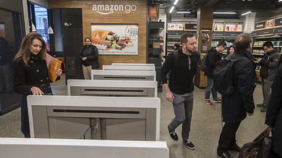 Des consommateurs entrent dans le supermarché sans caisses "Amazon go" à Seattle, le 22 janvier 2018 ©AFP - STEPHEN BRASHEAR / GETTY IMAGES NORTH AMERICA