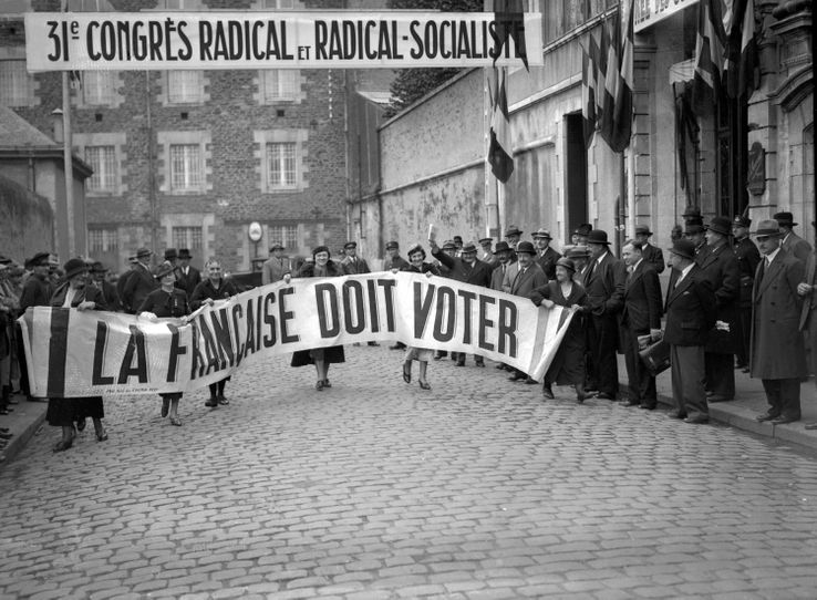 Militantes françaises de l'association "La femme nouvelle", réclamant le droit de vote pour les femmes, lors du 31è congrès radical socialiste à Nantes le 27 octobre 1934.