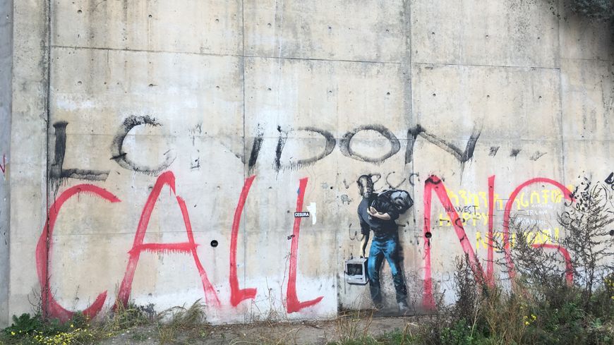 L'appel de Londres, un tag resté sur les murs du pont d'autoroute situé juste à côté de l'ancienne jungle de Calais.