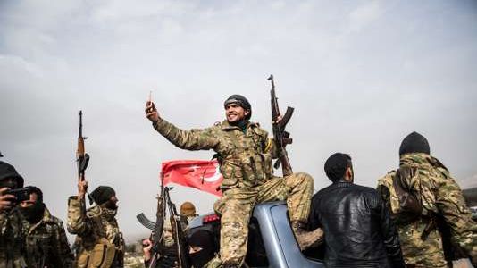 Lundi 22 janvier, près d’Hassa dans la province turque de Hatay, des rebelles syriens progressent aux côtés de l’armée turque vers la frontière syrienne ©AFP - BULENT KILIC