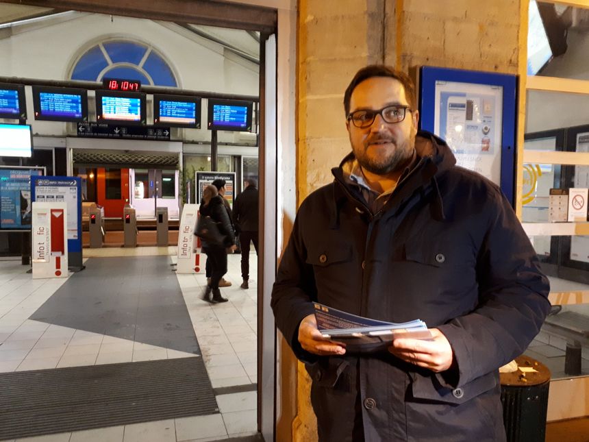 Antoine Savignat, le candidat LR-UDI tracte dans la gare de Pontoise.
