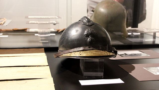 Casques français et allemands présentés dans l'exposition Jacques Tardi : Le dernier assaut Du 22 octobre 2017 au 11 mars 2018 Abbaye royale de l'Epau (Sarthe)