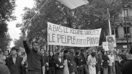 Les étudiants défilent dans le quartier de la gare de Lyon à Paris le 24 mai 1968 pendant la grève générale de mai 1968. ©AFP - UPI