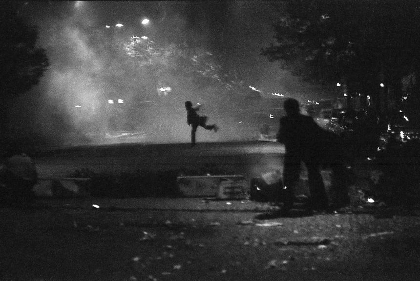 Homme lançant un projectile à Paris