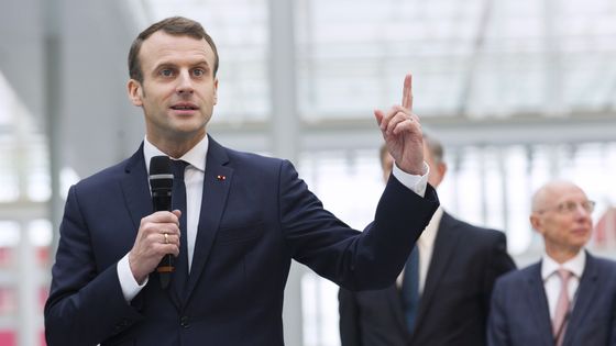 Emmanuel Macron pendant un discours au centre de recherche et de technologie Michelin Ladoux à Ladoux, 25 janvier 2018. ©AFP - Thierry Zoccolan / POOL / AFP