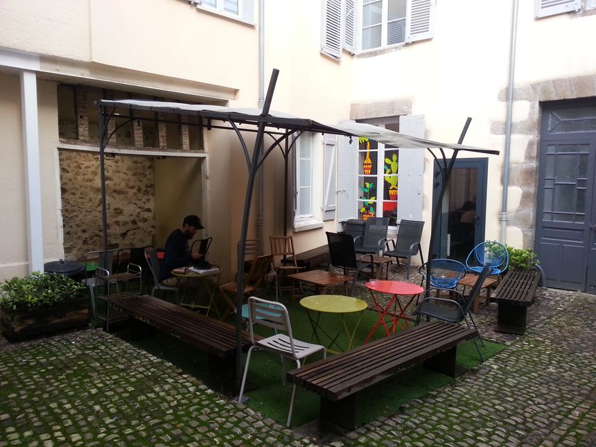 Une très belle et discrète terrasse à votre disposition... En plein centre ville !