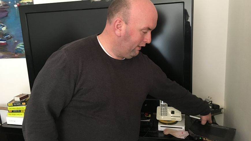 Ludovic, un habitant du hameau de "La Groie", tente de mettre en route sa box. En vain.