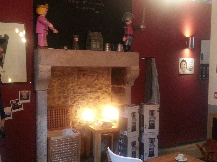 A l'arrière du comptoir, se trouve un salon très convivial