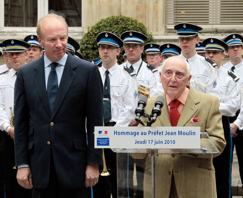 Daniel Cordier prononce un discours le 17 juin 2010 lors de l'inauguration d'une plaque à la mémoire de Jean Moulin, à l'Hôtel de Beauvau en présence du ministre de l'Intérieur Brice Hortefeux.