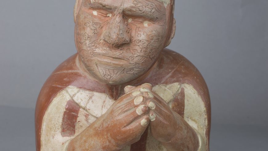 Bouteille à anse-goulot en étrier représentant un prêtre aveugle en prière, le visage scarifié d'oiseaux, de poissons, de reptiles ainsi que d'un pénis et d'un vagin © musée du quai Branly - Jacques Chirac,