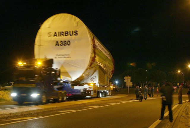 Les morceaux d'A380 rejoignent Toulouse par les airs, la mer, le fleuve et (ici) la route.
