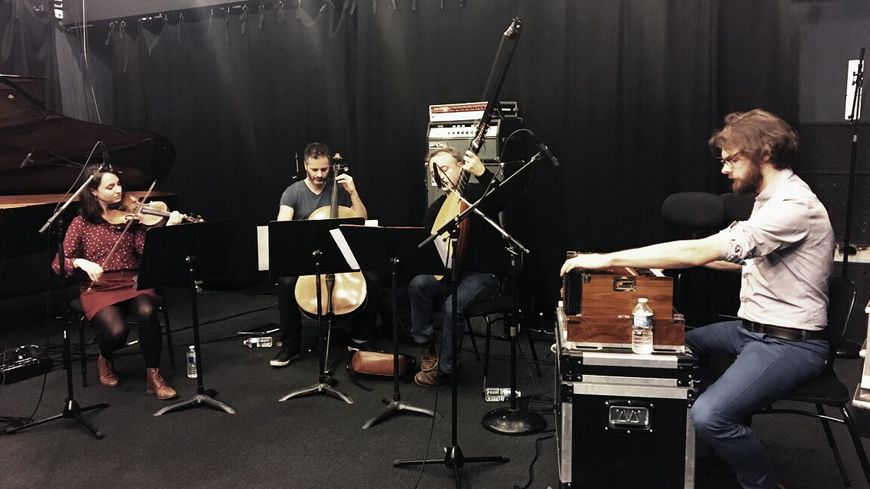L'Ensemble Minisym dans le studio 108 de Radio France avec Hélène Checco au violon, Benjamin Jarry au violoncelle, Charles-Henry Beneteau au Théorbe et Amaury Cornut à l'hamonium indien