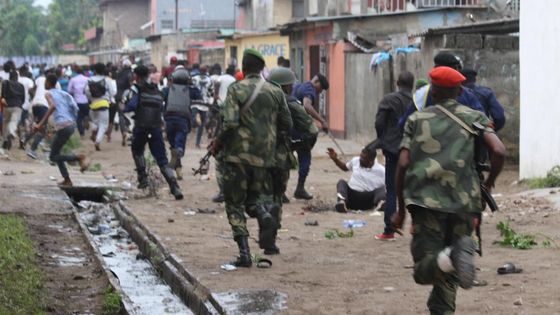 Des membres des forces de sécurité congolaises poursuivent des personnes qui participaient à une manifestation pacifique dans la capitale de la RD Congo, Kinshasa, le 31 décembre 2017. - John Bompengo/HRW