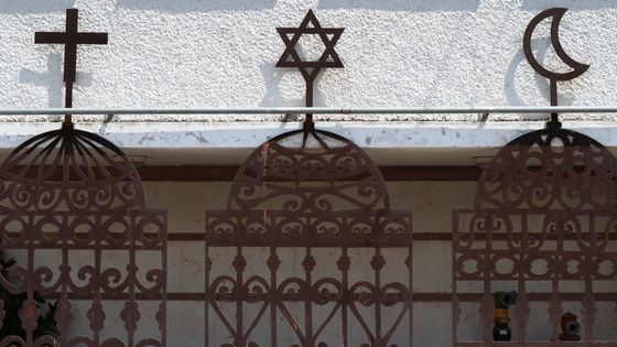 Symboles des trois monothéismes ©AFP - Thomas Coex