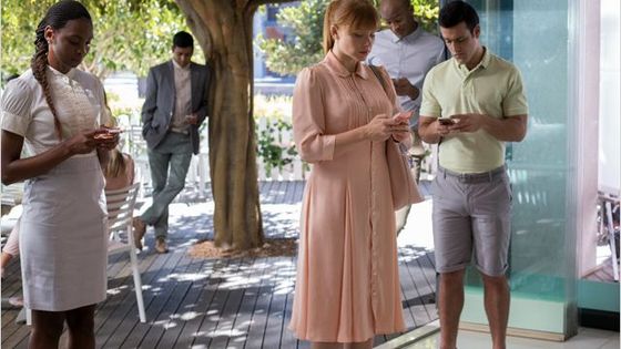 "Black Mirror a des limites car aujourd'hui la série nous confine à ce rôle de spectateur de la critique. Il est un peu paradoxal de voir nos usages critiqués et de le regarder comme un spectacle." Laurence Allard - © David Dettmann/Netflix
