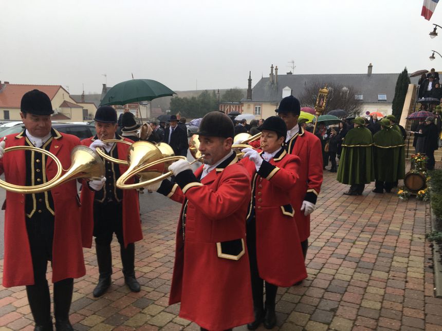 Les sonneurs du Rallye Saint Hubert de Champagne accompagnent le cortège