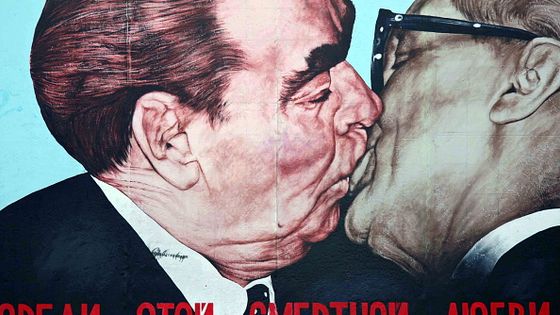 La fresque du mur de Berlin, de l’artiste russe Dimitry Vrubel, représentant Leonid Brezhnev embrassant Honecker. ©Getty - Universal History Archive/UIG