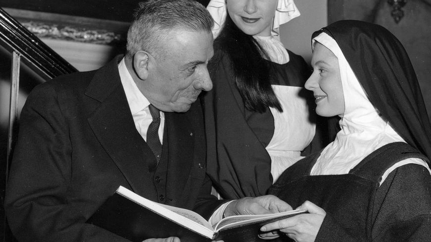 Poulenc donnant des indications à l’interprète de Soeur Constance pour la première londonienne du “Dialogue des Carmélites”, en 1958.